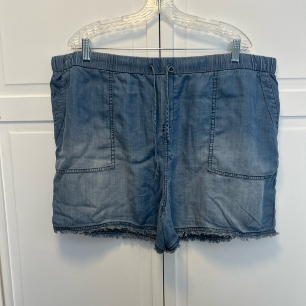 White Birch Frayed Hem Chambray Denim Shorts Size Women’s 3XL Color Blue